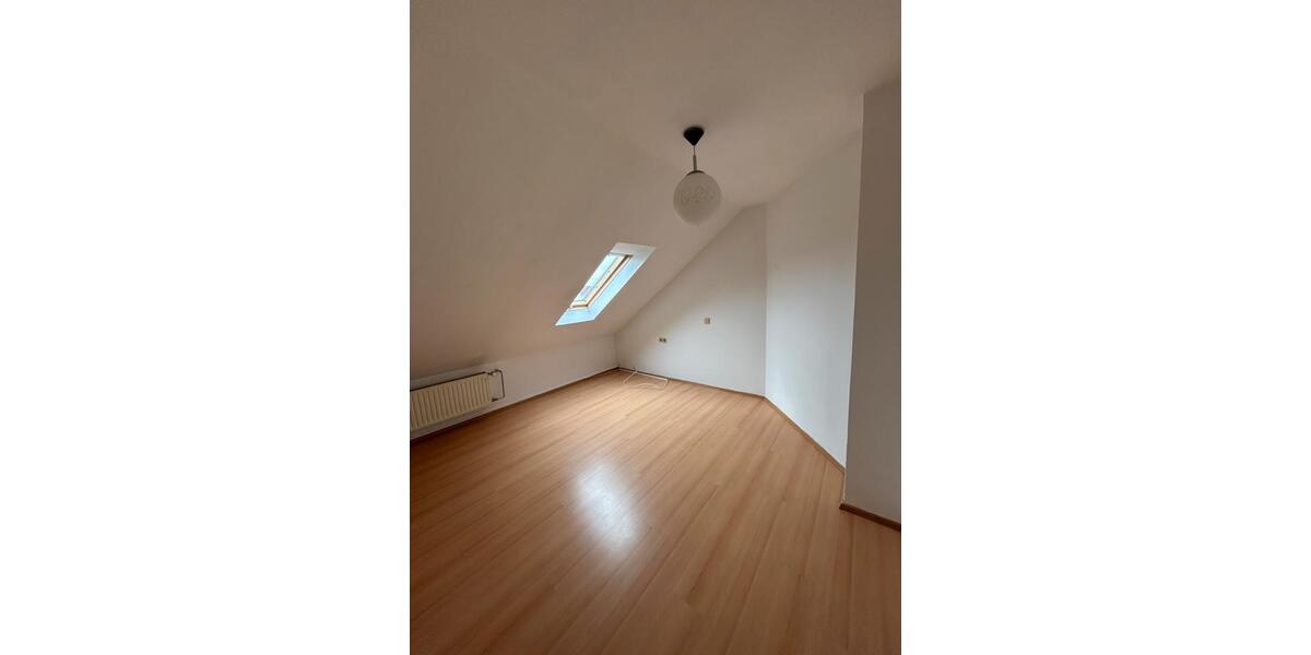 Dachgeschoßwohnung Bisingen - 4 Zimmer, 90 m&sup2;, 1.100&euro; | Angebot:25612096