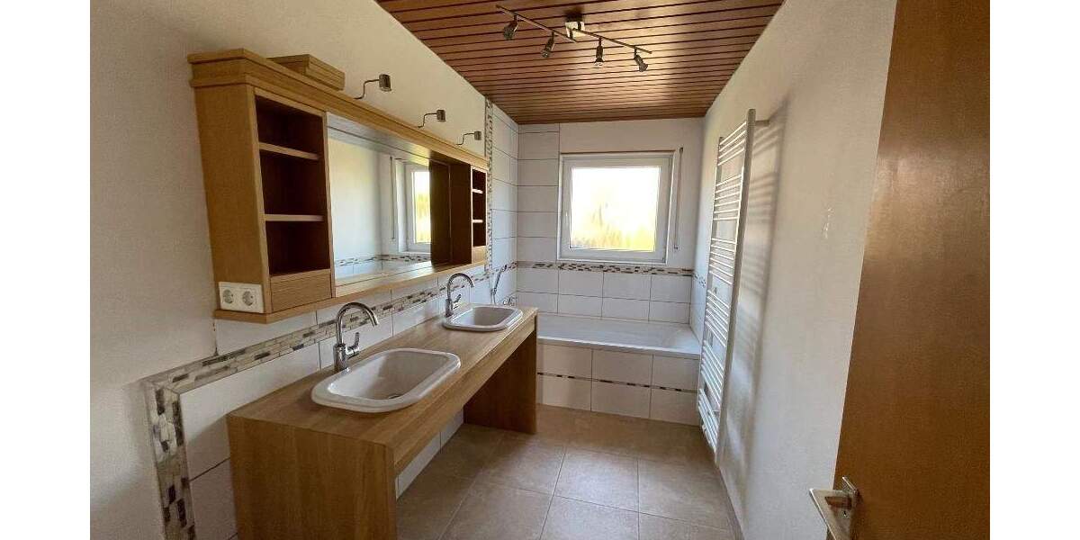 Doppelhaushälfte Renningen - 7 Zimmer, 155 m&sup2;, 2.200&euro; | Angebot:25898274