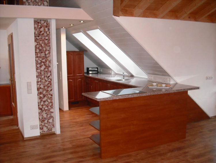 Aussicht, Sonne & Komfort: 2½‑Zi. DG‑Wohnung in gehobener Ausstattung - Wallbox‑Vorbereitung - Dachgeschoßwohnung Schönaich | Angebot:26945980