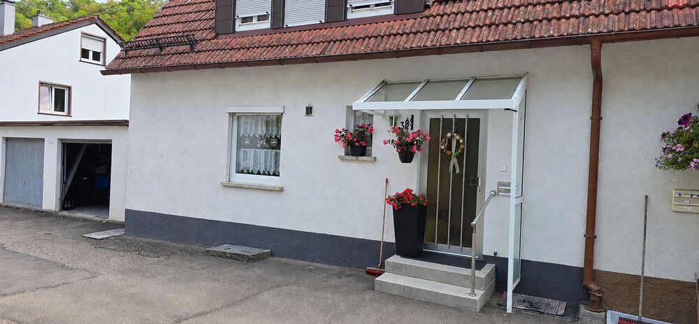 Gepflegte Doppelhaushälfte als 2-Familienhaus mit großem Garten & Weitblick - Einfamilienhaus Bad Urach | Angebot:27500597