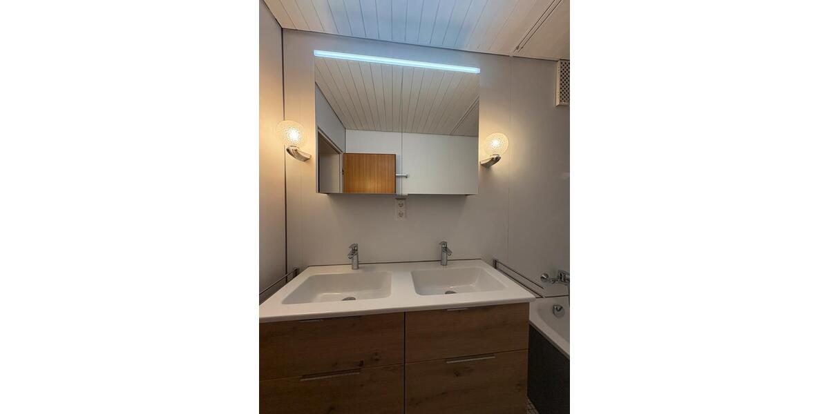 Hochparterre Holzgerlingen - 4.5 Zimmer, 99 m&sup2;, 1.700&euro; | Angebot:25612116