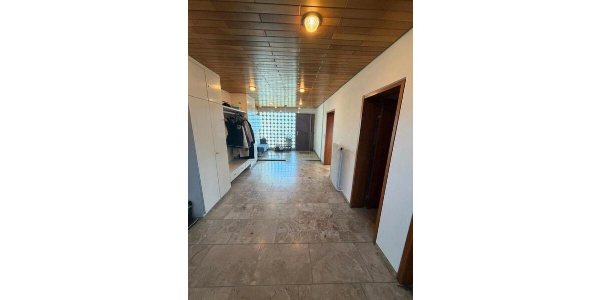 Einfamilienhaus Pfullingen - 8 Zimmer, 250 m&sup2;, 2.000&euro; | Angebot:25944485