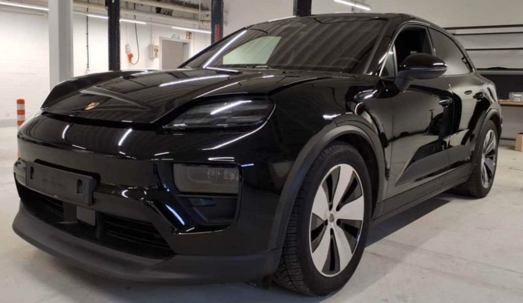 Porsche Macan 9.900 km 73.999 &euro; Stuttgart 70499