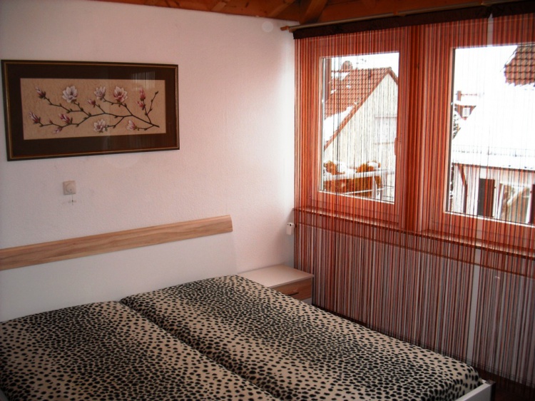 Aussicht, Sonne & Komfort: 2½‑Zi. DG‑Wohnung in gehobener Ausstattung - Wallbox‑Vorbereitung - Dachgeschoßwohnung Schönaich | Angebot:26945980
