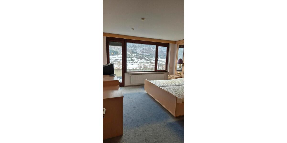 Etagenwohnung Pfullingen - 4 Zimmer, 160 m&sup2;, 1.850&euro; | Angebot:25615132