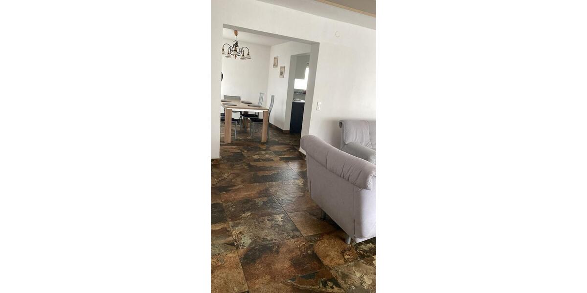 Erdgeschoßwohnung Neckartailfingen - 7 Zimmer, 180 m&sup2;, 1.700&euro; | Angebot:24813417