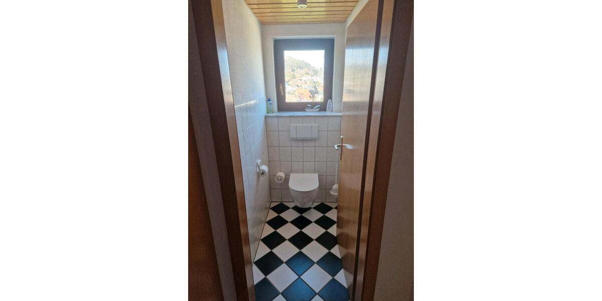 Einfamilienhaus Pfullingen - 8 Zimmer, 250 m&sup2;, 2.000&euro; | Angebot:25944485