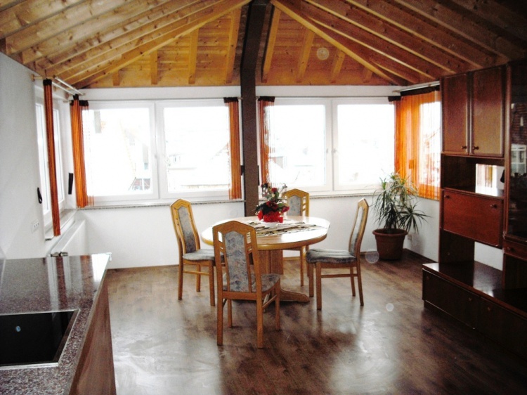 Aussicht, Sonne & Komfort: 2½‑Zi. DG‑Wohnung in gehobener Ausstattung - Wallbox‑Vorbereitung - Dachgeschoßwohnung Schönaich | Angebot:26945980
