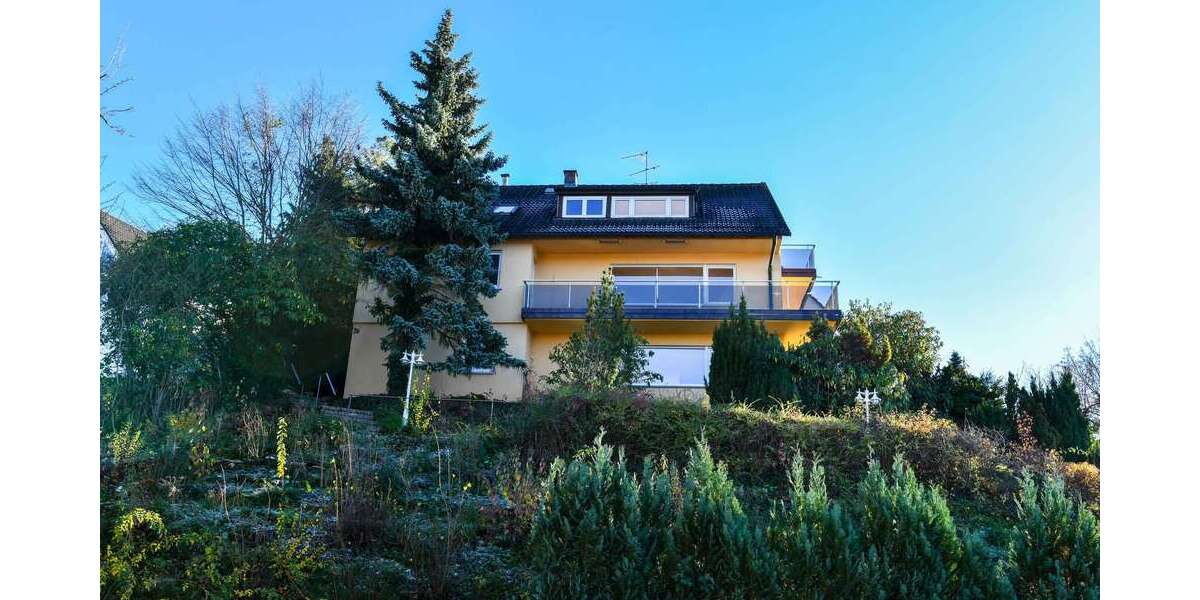 ImmoBillia:„Mehrfamilienhaus mit Perspektive - Seltene Lage. Solide Substanz. Weitblick inklusive!