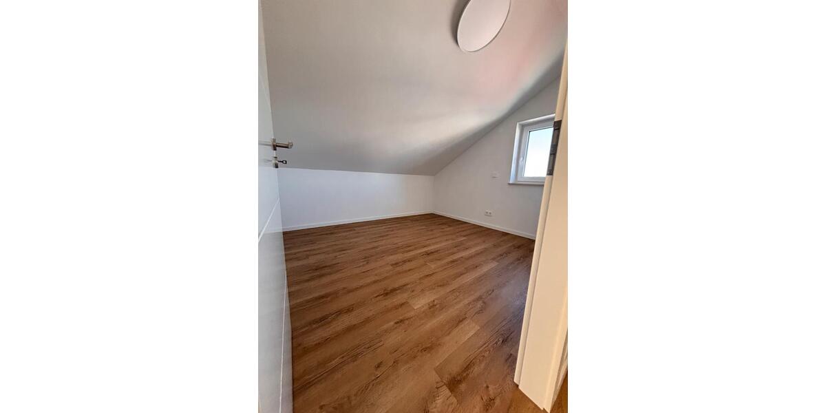 Dachgeschoßwohnung Sindelfingen Darmsheim - 2.5 Zimmer, 73 m&sup2;, 1.200&euro; | Angebot:25292934
