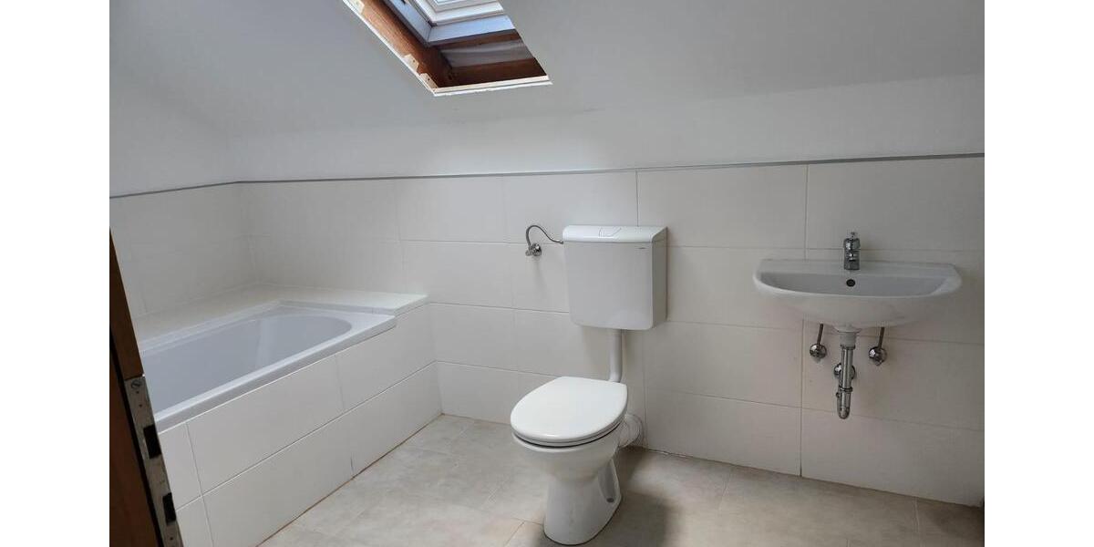 Dachgeschoßwohnung Rottenburg am Neckar - 3 Zimmer, 66 m&sup2;, 700&euro; | Angebot:25537873