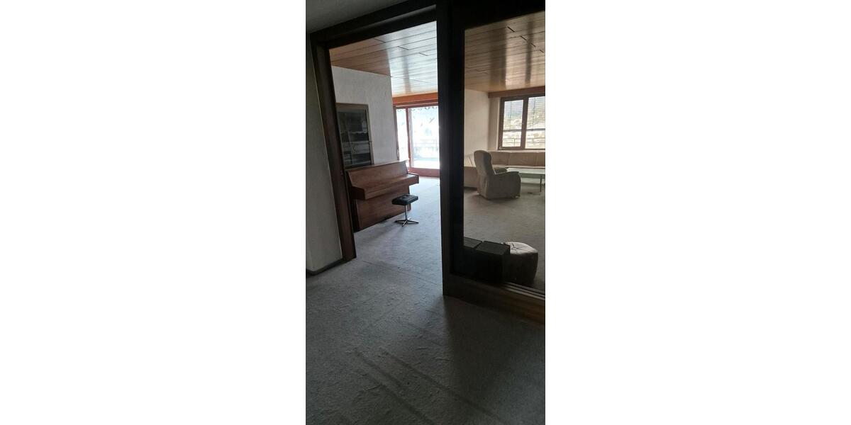 Etagenwohnung Pfullingen - 4 Zimmer, 160 m&sup2;, 1.850&euro; | Angebot:25615132