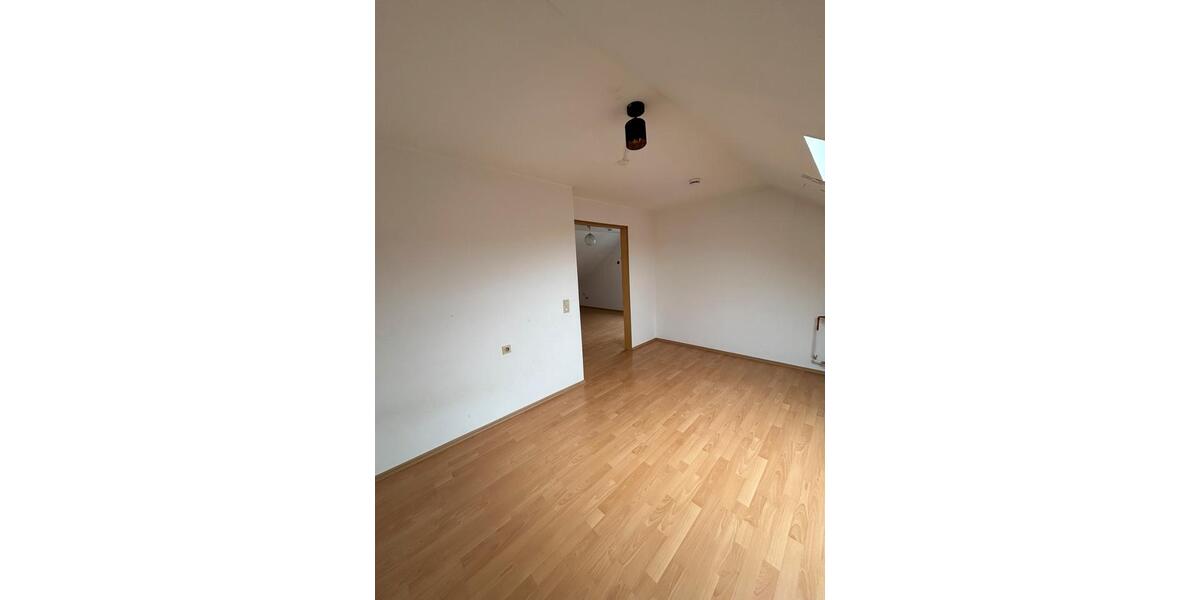 Dachgeschoßwohnung Bisingen - 4 Zimmer, 90 m&sup2;, 1.100&euro; | Angebot:25612096