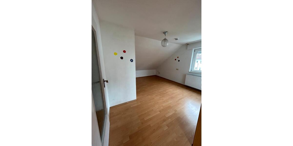 Dachgeschoßwohnung Bisingen - 4 Zimmer, 90 m&sup2;, 1.100&euro; | Angebot:25612096