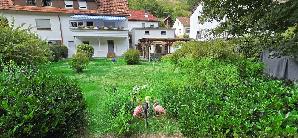 Gepflegte Doppelhaushälfte als 2-Familienhaus mit großem Garten & Weitblick - Einfamilienhaus Bad Urach | Angebot:27500597