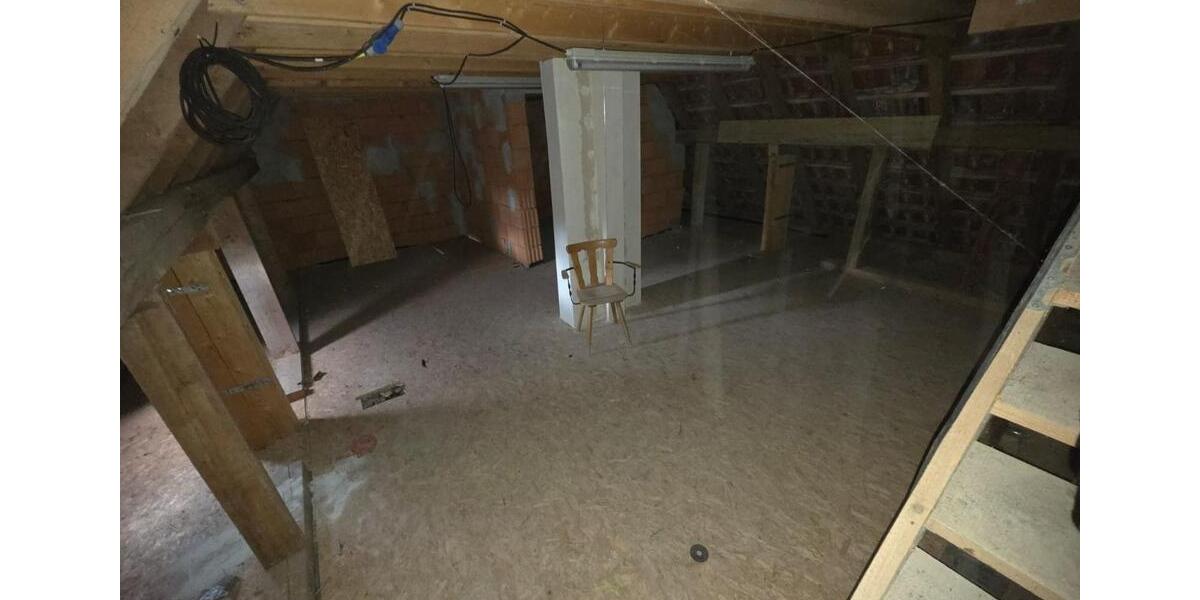 Reihenhaus Deckenpfronn - 7 Zimmer, 210 m&sup2;, 175.000&euro; | Angebot:25650202